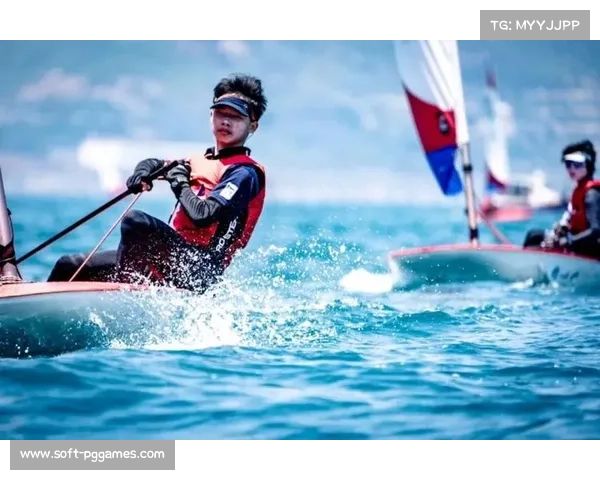 北京帆船公开赛青少年灵活掌舵巧避雨水干扰展现卓越应变能力